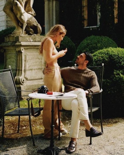 一位绅士与他的情人在一起。