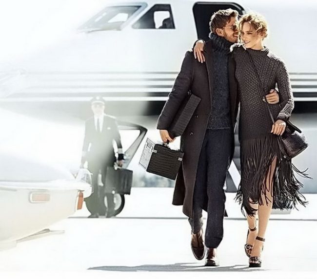 一对情人在机场相会。