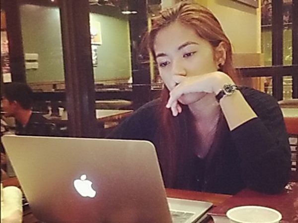 一个女孩对着电脑思考如何申请情人伴侣。